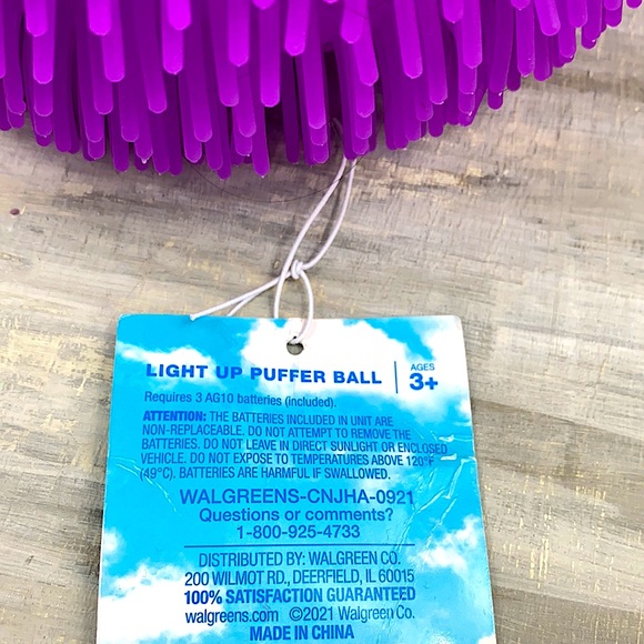 NWT Purple Light Up Puffer Ball Toy Glow-In-The-Dark Squishy Bouncy Ball Ages 3+ - Picture 9 of 9